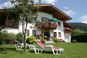 Haus Maier im Sommer